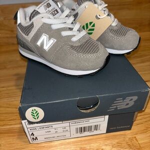New Balance Gray Sneakers with Breathable Mesh and Retro Design